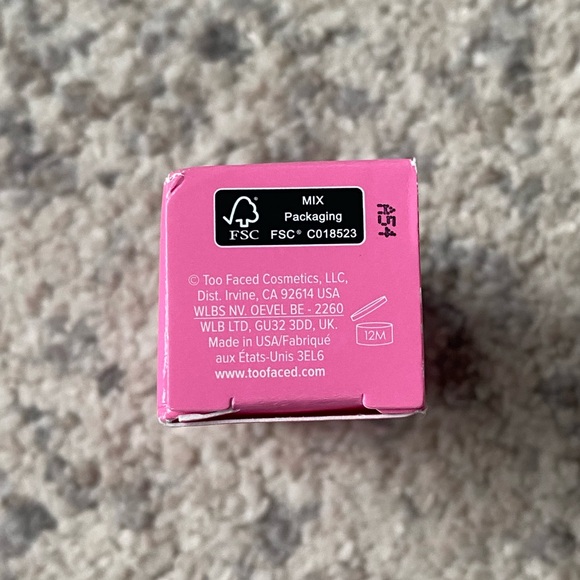 Too Faced Kissing Jelly Lip Oil Gloss Bubblegum - Picture 3 of 8